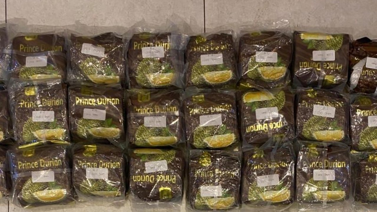 Polda Metro Jaya berhasil membongkar peredaran sabu jaringan Malaysia seberat 24,6 kg yang disamarkan dalam kemasan durian di sebuah apartemen Jakarta Utara. Siapa dalang di baliknya?
