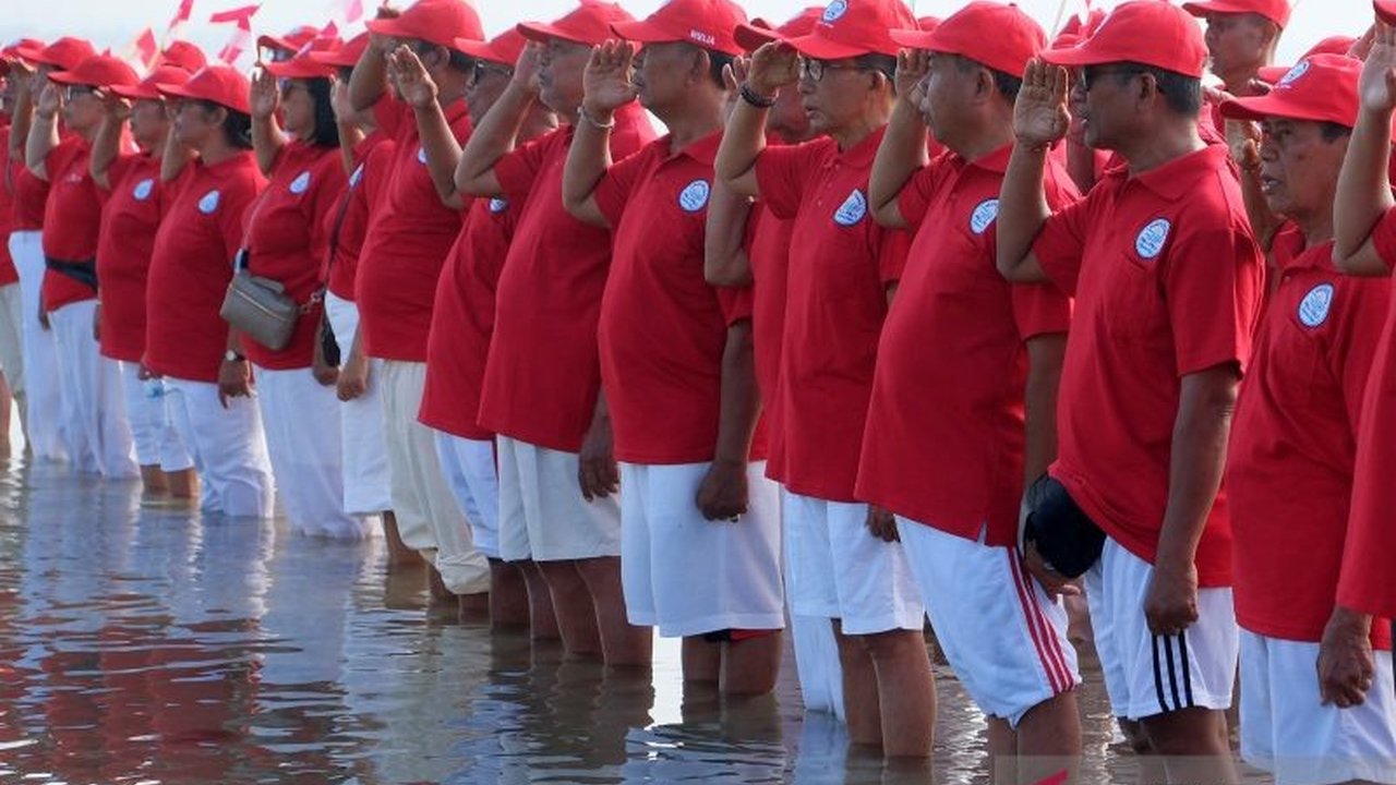 Indonesia akan memasuki era aging population. Bisakah bonus demografi kedua terwujud dan memastikan lansia bermartabat, sehat, serta produktif? Temukan strateginya di sini.