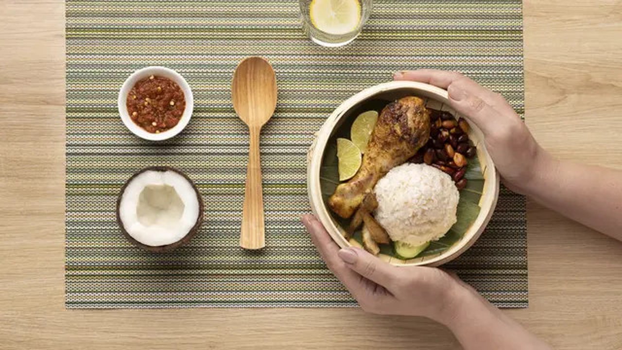 Terkadang, makanan menggugah selera seperti nasi dan ayam memang tidak bisa ditolak untuk menambahkan asi ke dalam piring. Namun, perlu diingat, jangan sampai kamu makan terlalu cepat dalam m