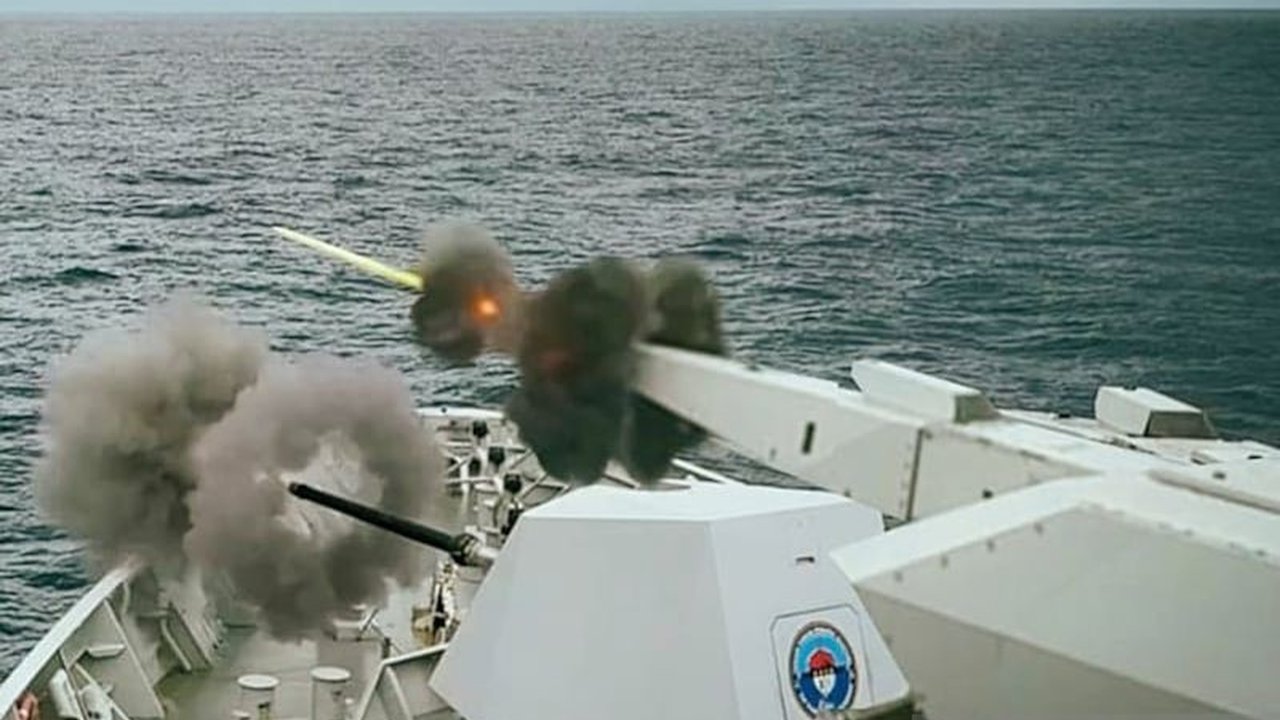 KRI REM-331 TNI AL sukses menggelar simulasi perang laut di perairan Laut Banda, menguji kesiapan tempur kapal dalam menghadapi serangan udara dan bawah air.