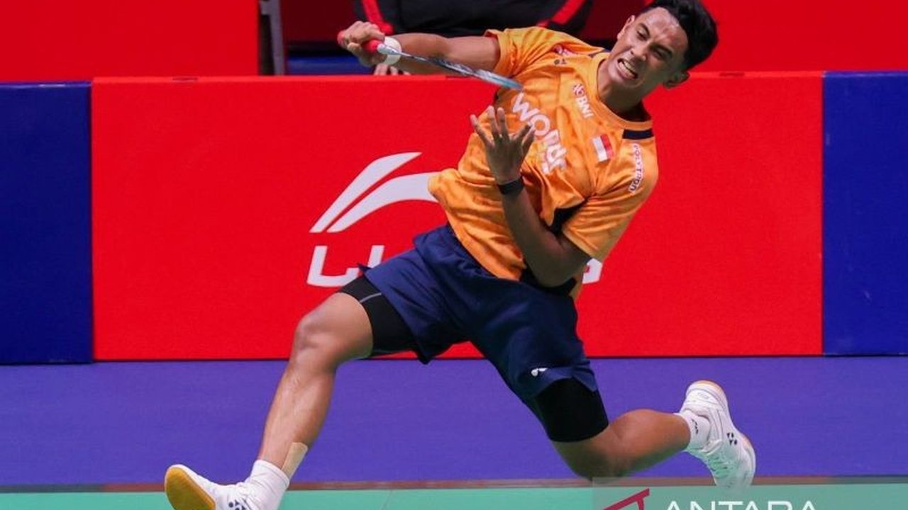 Pebulutangkis muda Indonesia, Alwi Farhan, berhasil menembus semifinal turnamen BWF World Tour Super 500 perdananya di Korea Open 2025. Simak perjalanan inspiratifnya!
