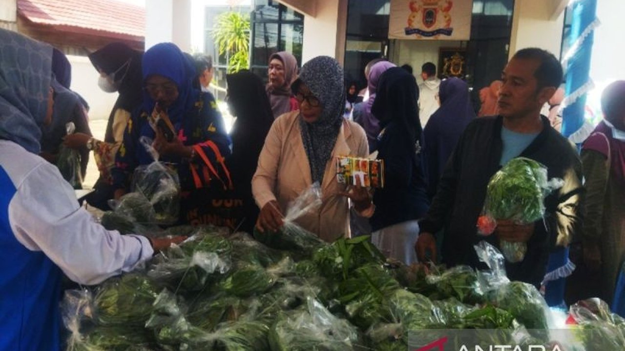 Ratusan warga Banjarmasin antusias serbu Gerakan Pangan Murah Kadin Kalsel yang tawarkan harga kebutuhan pokok lebih terjangkau, bantu atasi inflasi pangan.