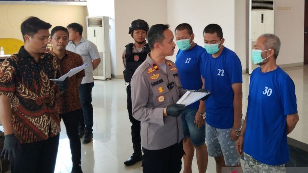 Polres Demak Ungkap Pembunuhan dua kasus tragis dengan menangkap lima terduga pelaku. Cekcok sepele hingga pengeroyokan massal berujung maut, bagaimana kronologinya?