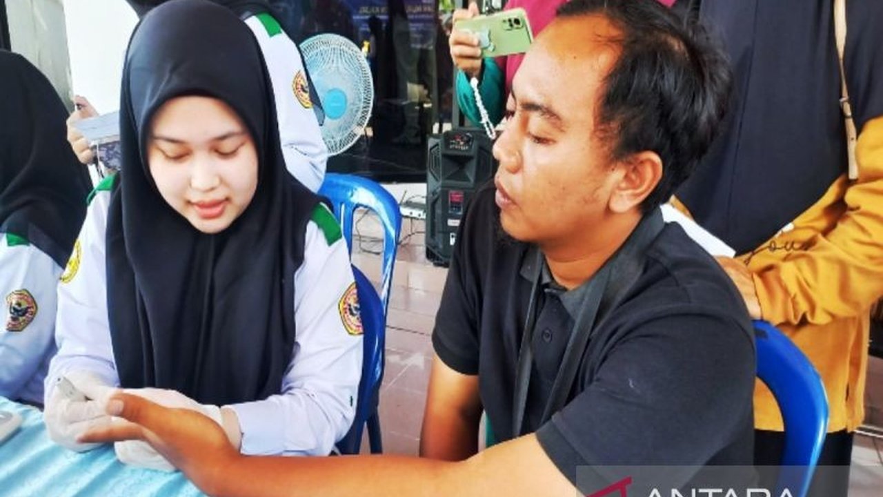 Kadin Kalsel Cek Kesehatan Gratis di pasar murah Banjarmasin, menarik perhatian warga yang ingin mengetahui kondisi tubuhnya sambil berbelanja kebutuhan pokok. Apa saja layanan yang ditawarkan?
