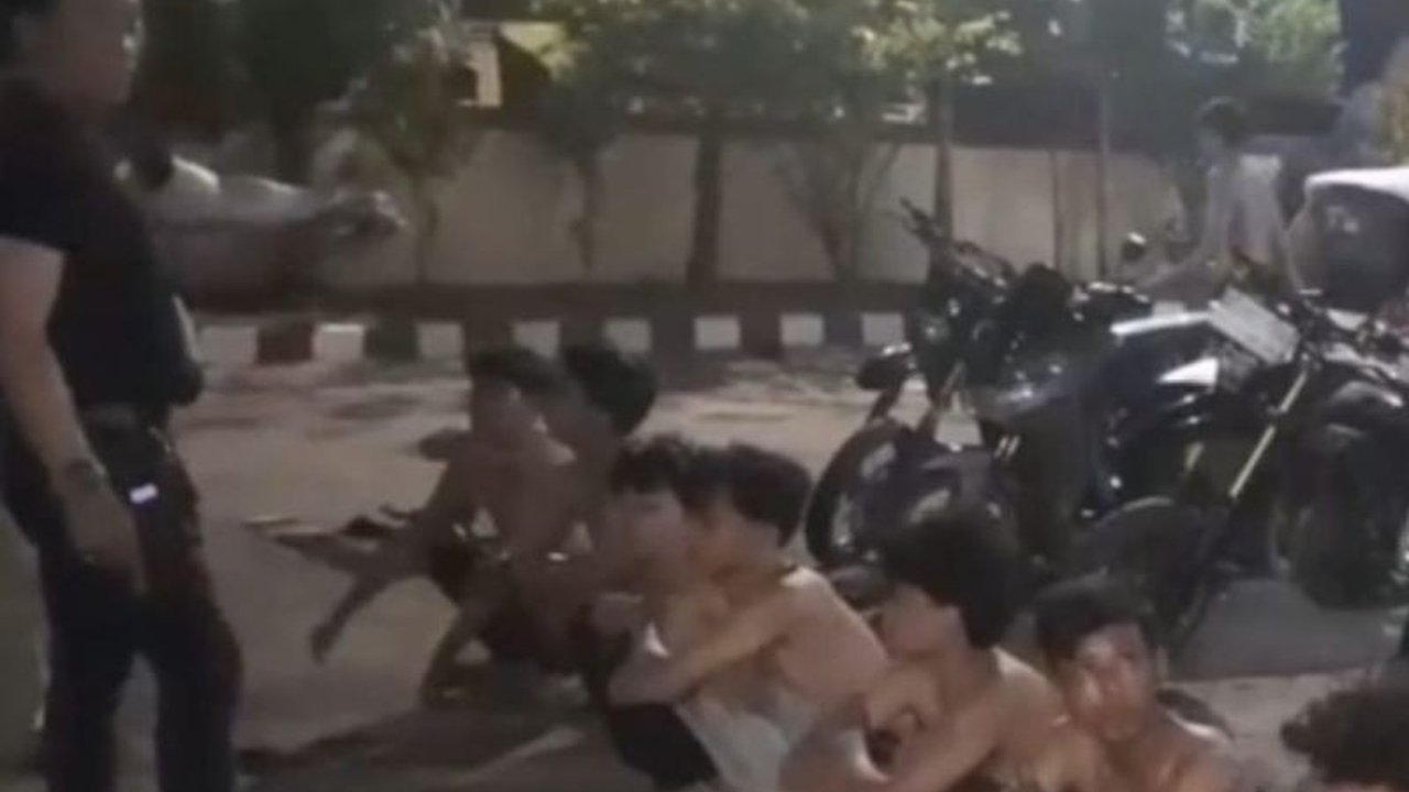 Puluhan pemuda, termasuk perempuan, digerebek saat pesta miras di pekuburan Makassar. Polisi amankan 21 orang beserta barang bukti busur, parang, dan alat kontrasepsi, memicu pertanyaan akan motif di baliknya.