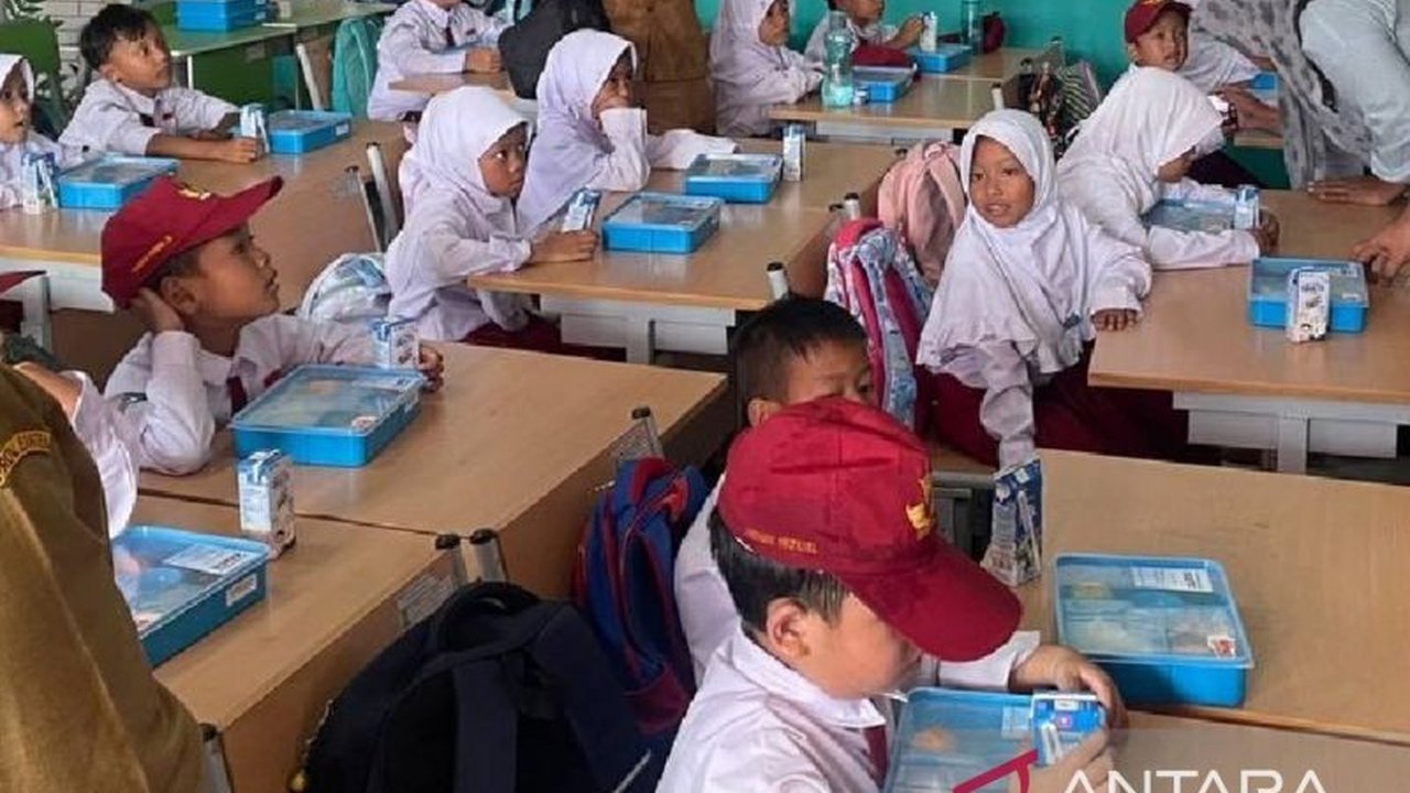 Dinas Pendidikan dan Kebudayaan (Dindikbud) Kota Serang menerapkan pengawasan berlapis tiga tahap untuk memastikan keamanan dan kualitas program Makan Bergizi Gratis (MBG) di sekolah, menjamin tidak ada insiden keracunan.