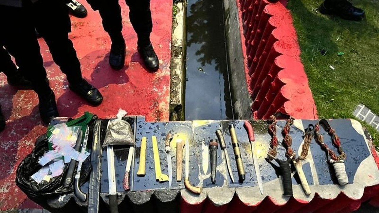 Polres Jayawijaya mengintensifkan **patroli gabungan** di Wamena, berhasil menyita delapan senjata tajam dan ganja kering. Bagaimana upaya ini menjaga keamanan masyarakat?