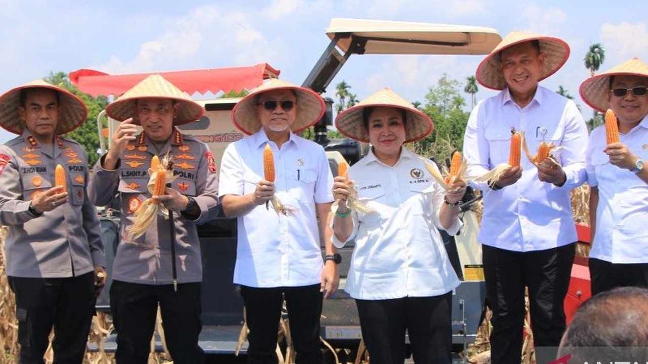 Kapolri Jenderal Listyo Sigit Prabowo hadiri Panen Raya Jagung serentak di OKU Timur, dukung ketahanan pangan nasional dengan estimasi 751 ribu ton hasil panen. Bagaimana detailnya?