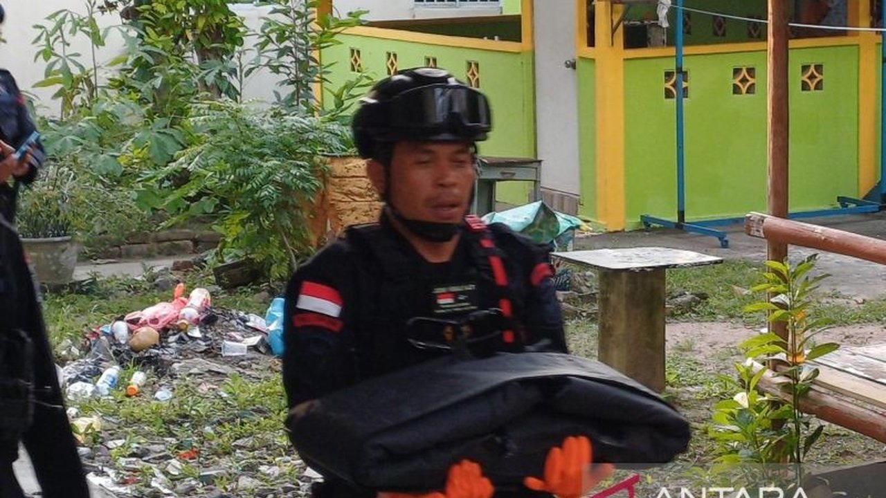 Seorang nelayan di Tanjungpinang dikejutkan dengan penemuan benda diduga bom mortir seberat 8 kilogram. Kini, benda tersebut telah diamankan Polda Kepri untuk identifikasi lebih lanjut.