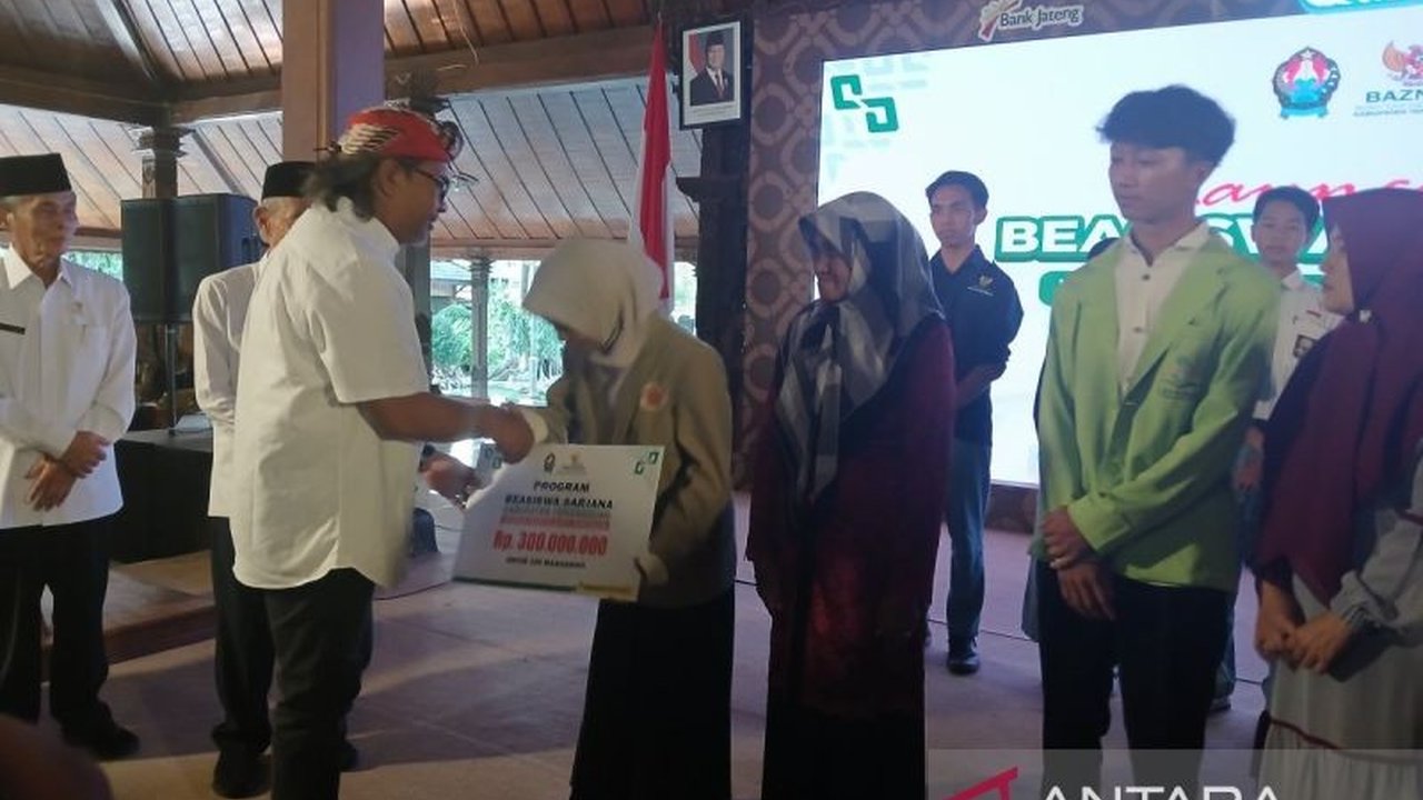 Bupati Temanggung meluncurkan Program Beasiswa Sarjana Temanggung yang memberikan Rp3 juta/semester kepada 100 mahasiswa terpilih. Simak bagaimana program ini diharapkan mampu meningkatkan taraf hidup masyarakat.