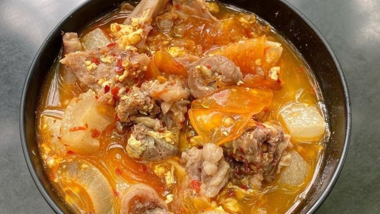 Popularitas seblak yang kian mendunia memicu pertanyaan tentang dampak makan pedas berlebihan. Para ahli mengungkap risiko serius bagi saluran cerna, mulai dari iritasi hingga refluks lambung.