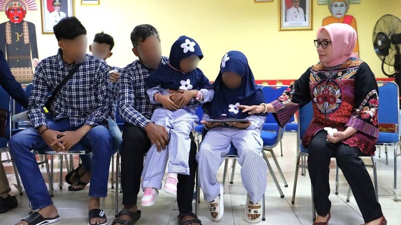 Menteri Pemberdayaan Perempuan dan Perlindungan Anak (PPPA) Arifah Fauzi berhasil mempertemukan kembali MK, seorang anak korban kekerasan, dengan keluarganya. Kisah haru ini menandai babak baru dalam perlindungan anak di Indonesia.
