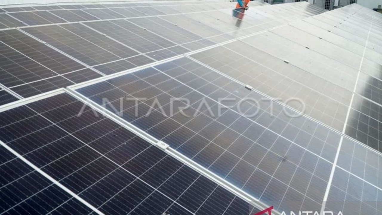 Peneliti BRIN sukses kembangkan sel surya organik (OSC), teknologi baru yang diklaim lebih ramah lingkungan, fleksibel, dan berpotensi efisien hingga 22 persen. Akankah ini jadi solusi energi masa depan yang dapat diproduksi massal?