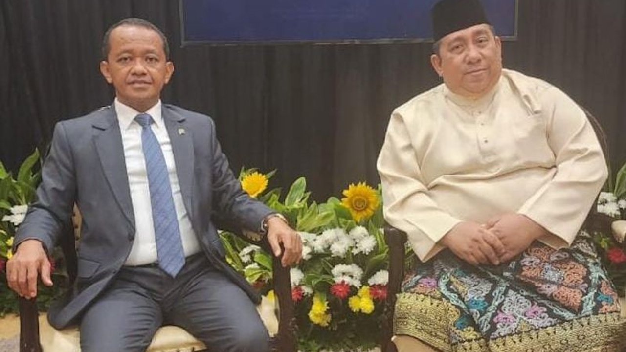 Menteri ESDM Bahlil Lahadalia didaulat menjadi Ketua Dewan Pembina Pemuda Masjid Dunia usai rapat formatur di Singapura. Mengapa ia terpilih? Simak alasannya!