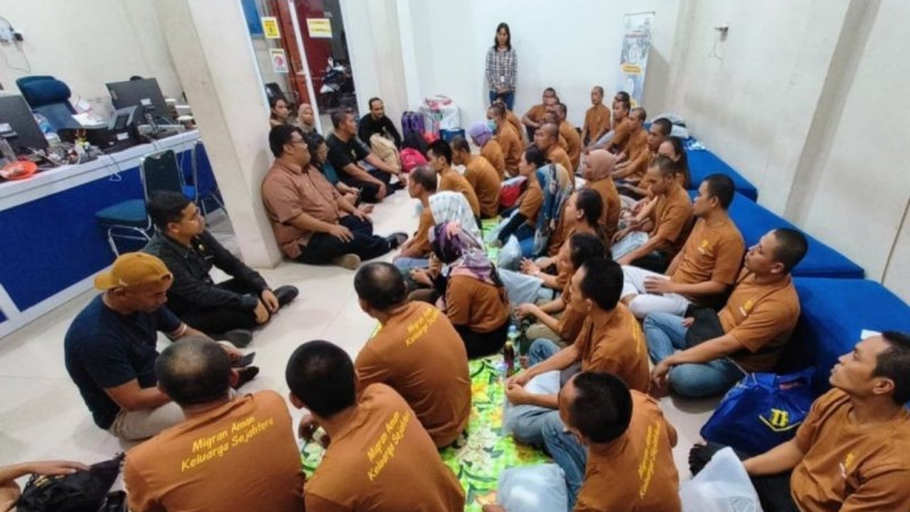 BP3MI Riau menerima 43 **PMI nonprosedural** yang dideportasi dari Malaysia, mengungkap komitmen negara dalam melindungi warganya. Bagaimana proses pemulangan dan penanganan mereka hingga kembali ke daerah asal?