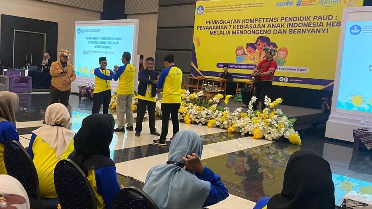 Pemerintah Kabupaten Garut gencar mengoptimalkan program Tujuh Kebiasaan Anak Indonesia Hebat di PAUD melalui dongeng dan nyanyian, membentuk karakter unggul sejak dini.