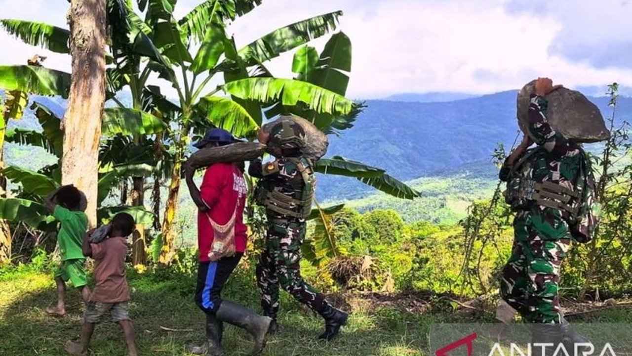 Satgas Yonif 521/DY Papua aktif memperkuat budaya gotong royong di pedalaman, menunjukkan sinergi TNI dan warga. Apa dampak positif kegiatan ini bagi masyarakat?