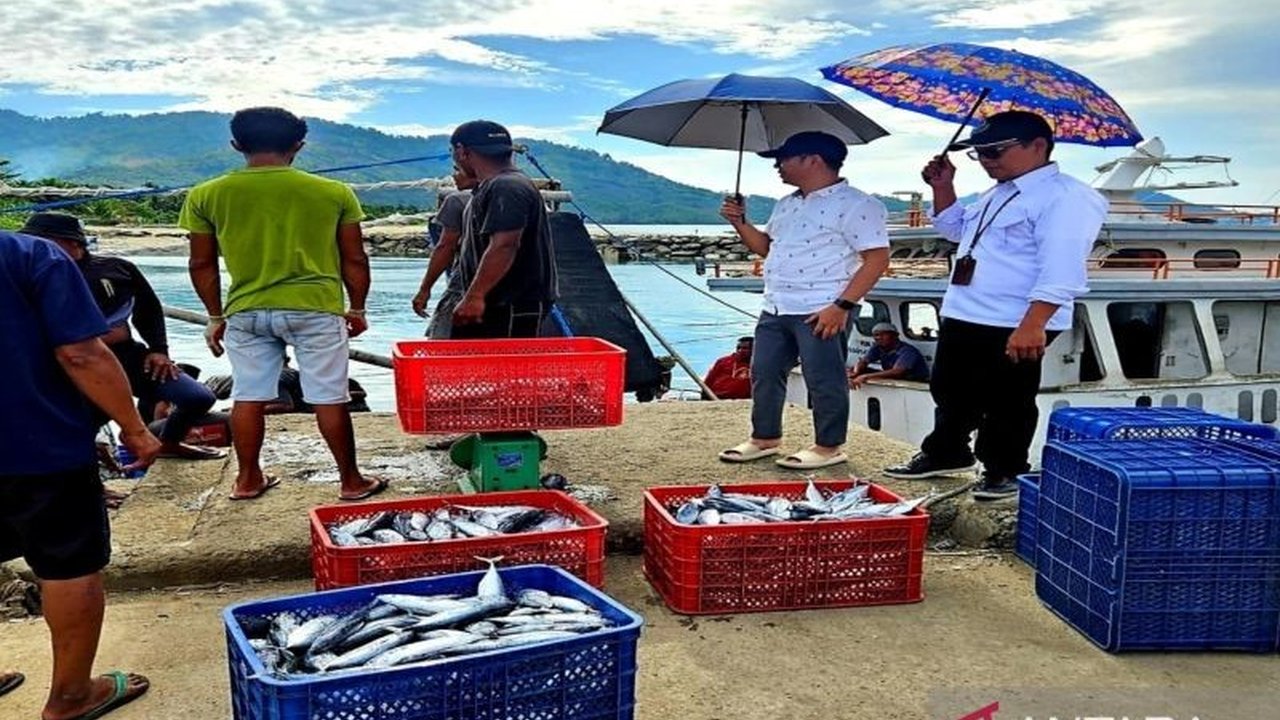 DPRD Gorontalo Utara berkomitmen penuh memperjuangkan kesejahteraan nelayan dengan memastikan kemudahan perizinan kapal dan dukungan infrastruktur demi peningkatan produksi perikanan.