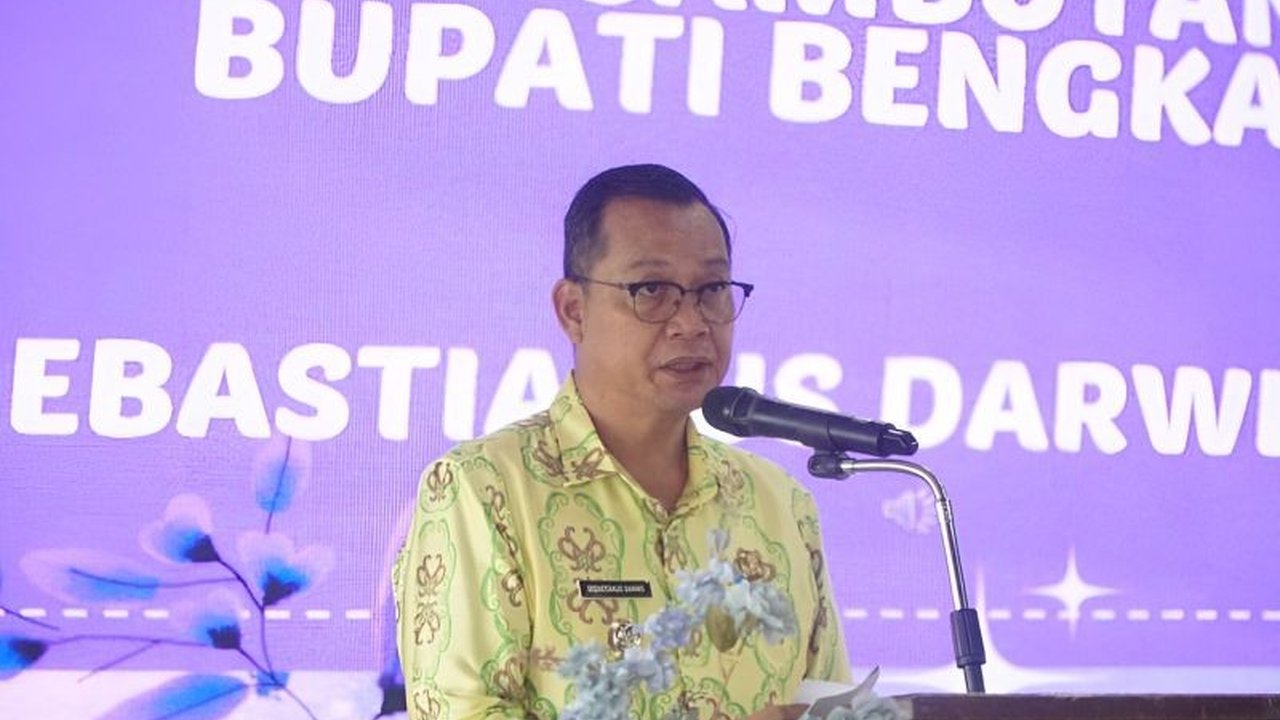 Bupati Bengkayang Sebastianus Darwis menegaskan peran bidan sebagai garda terdepan kesehatan ibu dan bayi. Simak bagaimana dedikasi bidan Bengkayang menyelamatkan generasi di tengah tantangan!