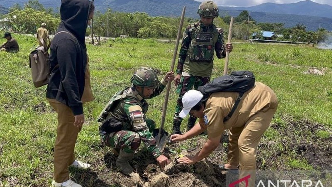 Satgas Yonif 521/DY dan Pemkab Mamberamo Tengah bersinergi dalam aksi tanam pohon Mamteng di Distrik Kobakma, upaya pelestarian alam dan ketahanan pangan. Simak dampaknya!