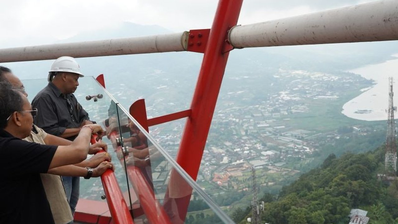 Gubernur Bali Wayan Koster meninjau pembangunan tahap kedua Turyapada Tower di Buleleng. Destinasi wisata ini ditargetkan beroperasi akhir 2026, siap jadi ikon pariwisata Bali Utara.