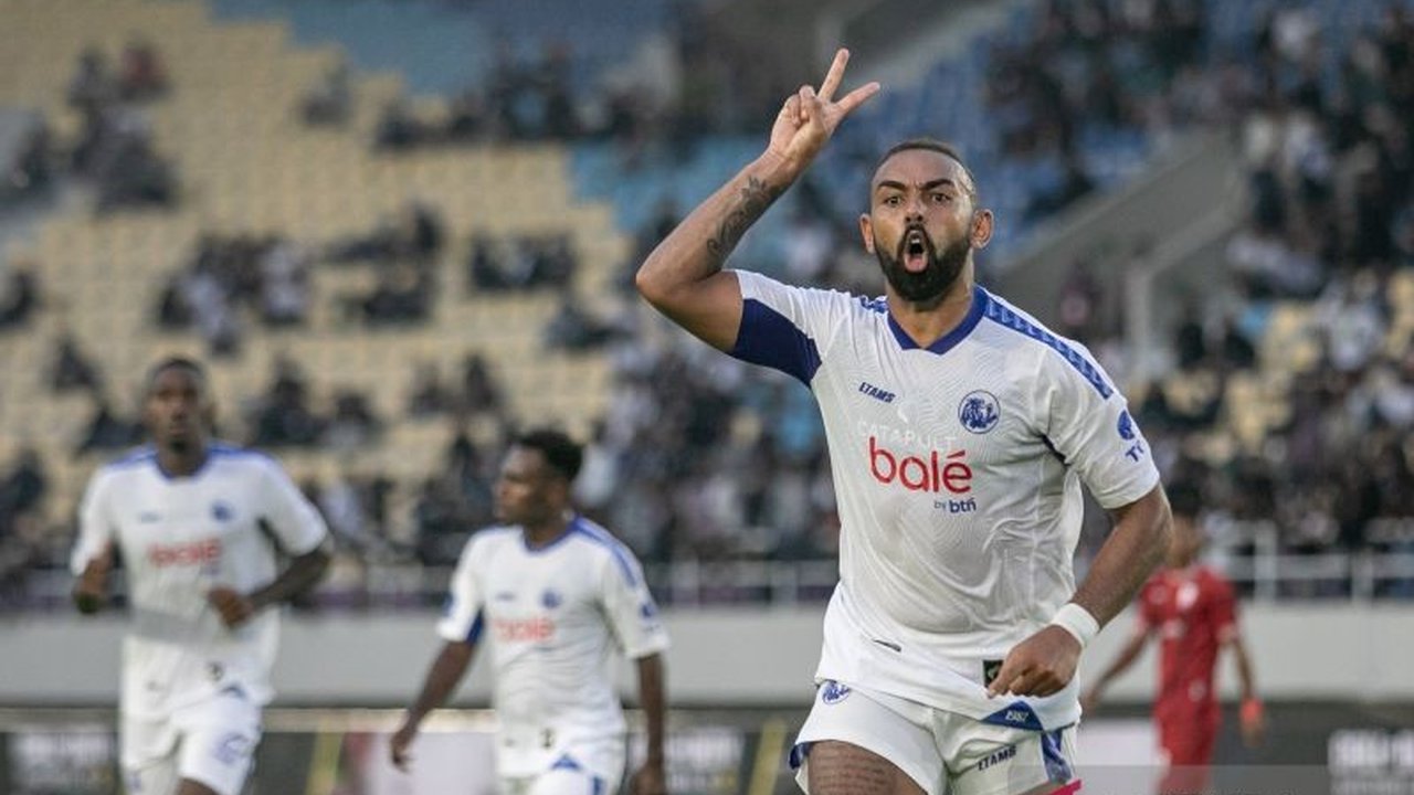 Persis Solo imbang lawan Arema FC 2-2 dalam laga sengit di Stadion Manahan, Solo. Kedua tim harus puas berbagi poin dan melanjutkan catatan tanpa kemenangan di Super League.