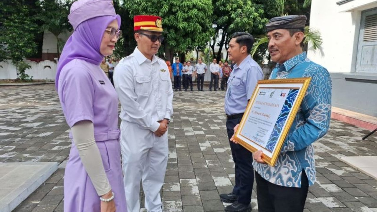 PT KAI Daop 3 Cirebon memberikan Penghargaan Lagu Kota Cirebon kepada ahli waris Mamae Titin, pencipta lagu daerah yang kini diputar di stasiun. Mengapa inisiatif ini penting?