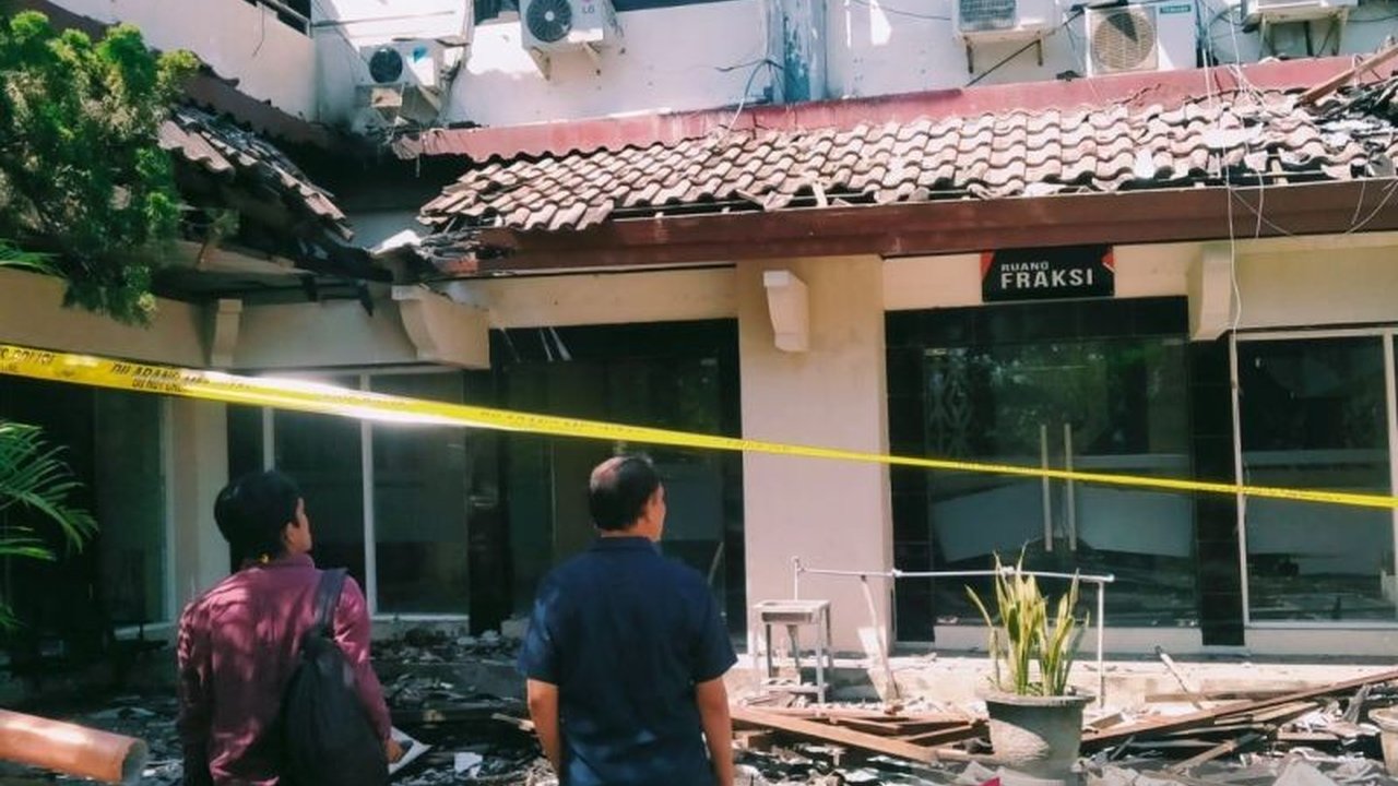 Proses renovasi Gedung Sekretariat DPRD NTB yang rusak akibat aksi massa 30 Agustus 2025 kini telah dimulai, dengan target penyelesaian 1-2 bulan. Bagaimana nasib gedung utama?