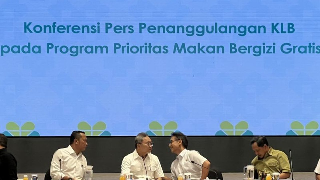 Setelah ribuan penerima terdampak 70 insiden keracunan, Menko Pangan Zulkifli Hasan kini wajibkan dapur program Makan Bergizi Gratis miliki Sertifikat Laik Higienis dan Sanitasi (SLHS) demi keselamatan anak-anak. Apa alasannya?