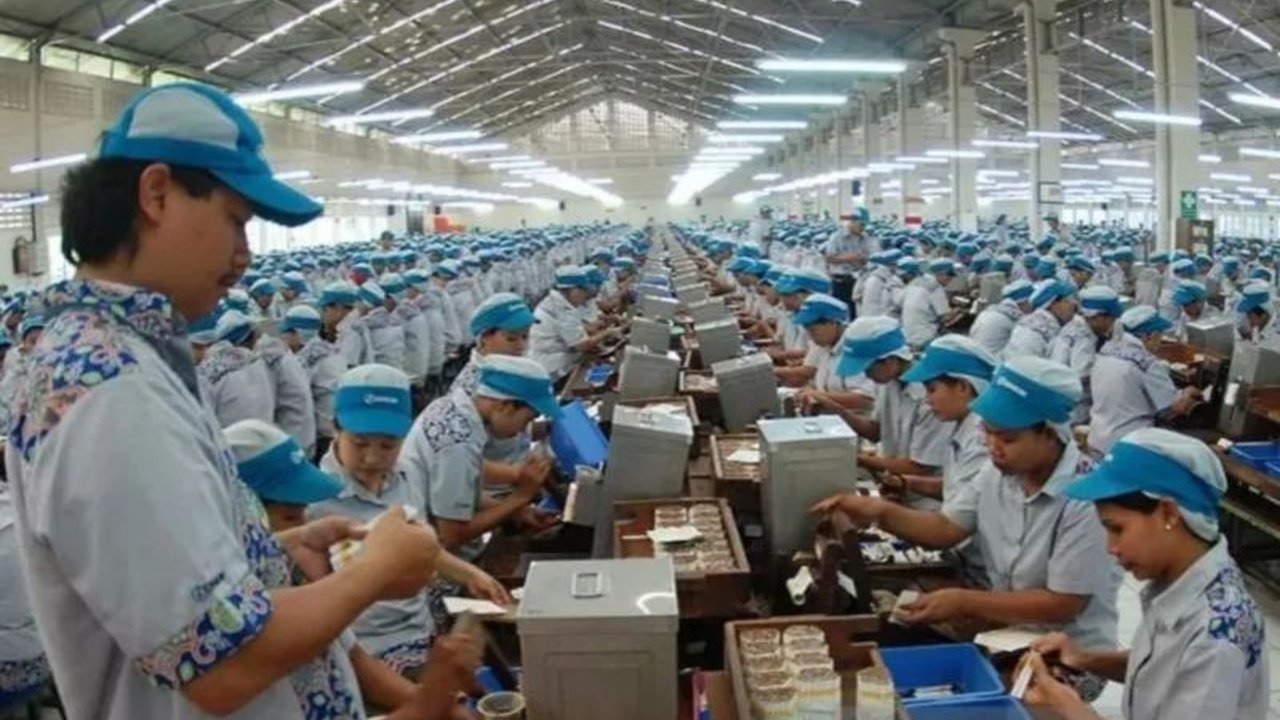 Setelah Menkeu pastikan tak ada kenaikan CHT di 2026, industri tembakau berharap moratorium cukai berlaku 3 tahun. Apa alasan dan dampaknya bagi ekonomi nasional?