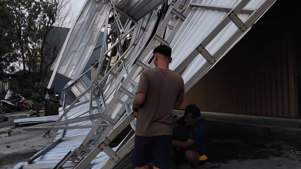BPBD Kabupaten Malang mencatat puluhan rumah di Kepanjen dan Gondanglegi rusak parah akibat cuaca ekstrem Malang berupa hujan deras disertai angin kencang. Apa saja kerugian yang ditimbulkan?