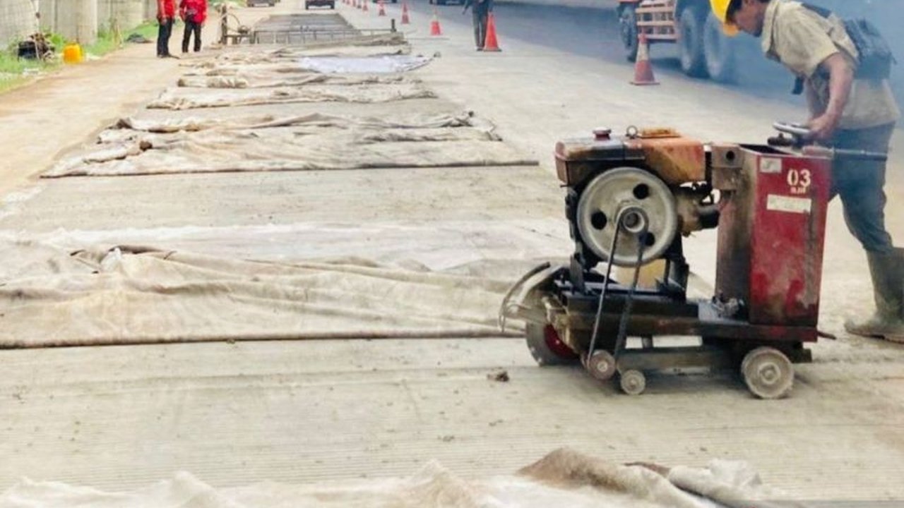PT Jasamarga Transjawa Tol (JTT) kembali melanjutkan Rekonstruksi Tol Jakarta-Cikampek arah Jakarta. Simak jadwal dan lokasi pengerjaannya agar perjalanan Anda tetap lancar!