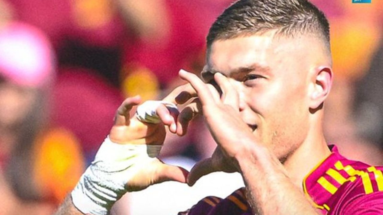 AS Roma sukses **kalahkan Verona** 2-0 berkat gol Dovbyk dan Soule, kini menempel ketat Napoli di puncak klasemen Liga Italia. Bagaimana performa kiper Svilar yang jadi sorotan?