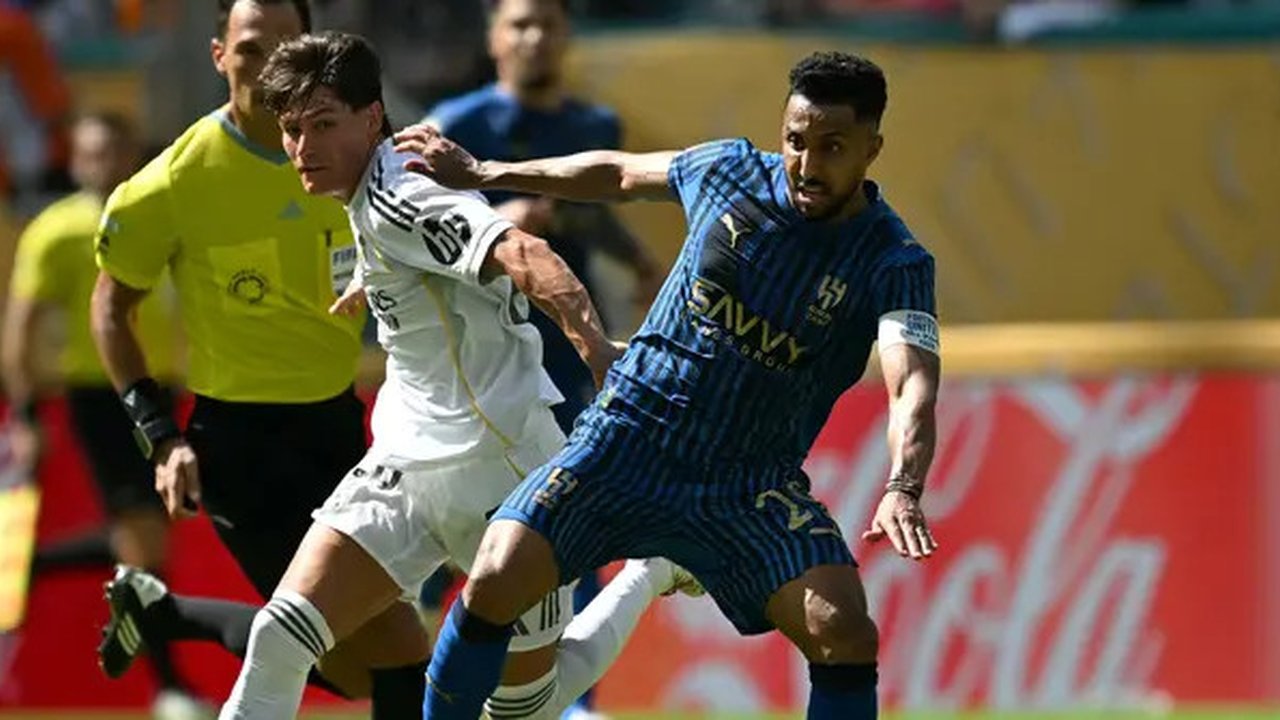 Bek Real Madrid, Francisco Garcia (kiri), berebut bola dengan gelandang Al Hilal, Salem Al-Dawsari, dalam pertandingan Grup H Piala Dunia Antarklub 2025 di Hard Rock Stadium, Miami, Kamis (19