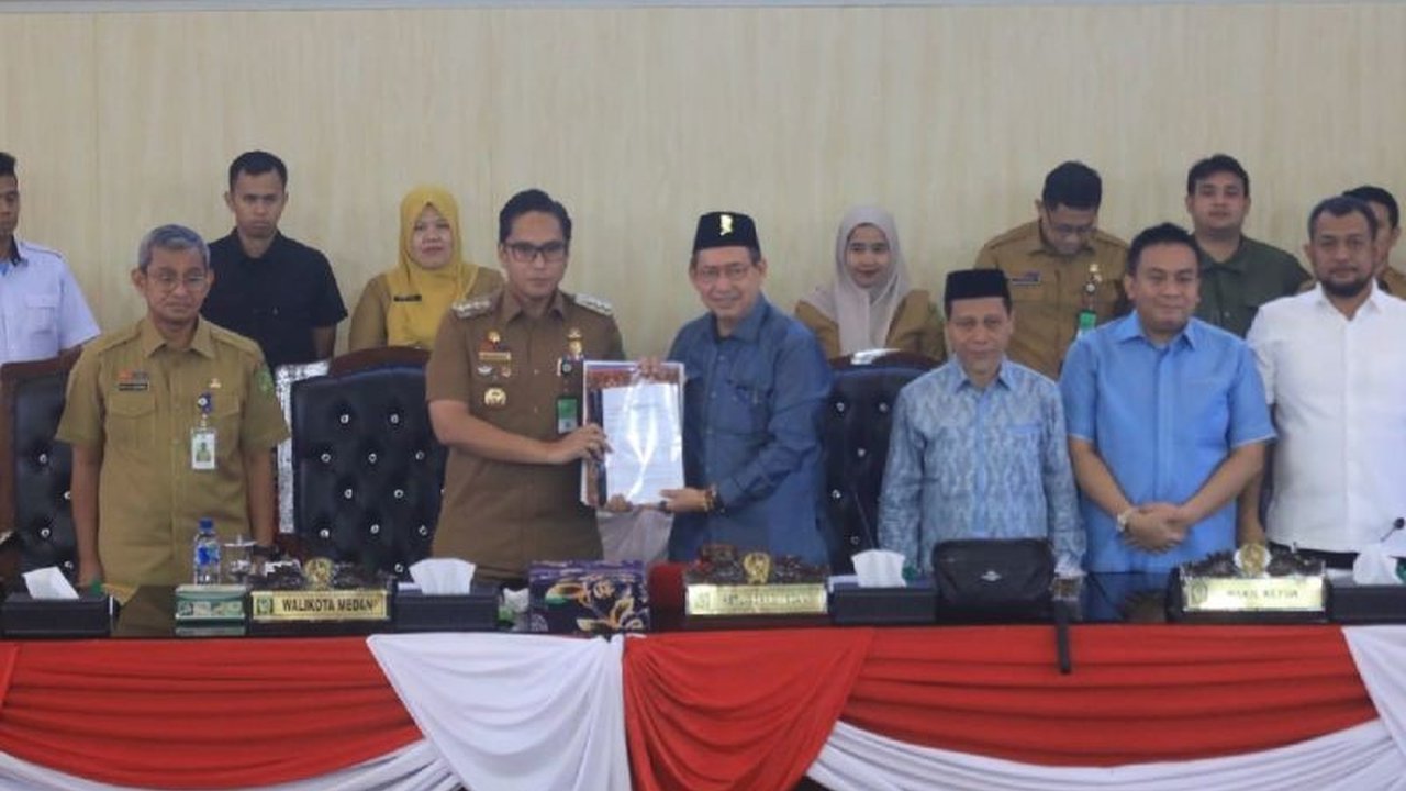 Pemerintah Kota Medan dan DPRD resmi menyepakati P-APBD Kota Medan 2025, dengan pendapatan daerah yang mengalami penurunan signifikan. Simak rincian anggaran dan prioritas pembangunan kota!