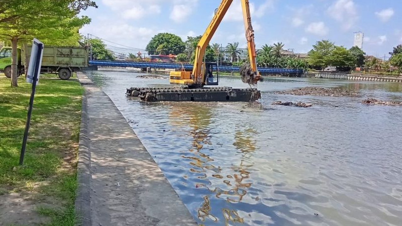 BWS Bali Penida memulai pengerukan Muara Tukad Badung, langkah krusial atasi risiko banjir Denpasar pasca-banjir 10 September. Akankah ini jadi solusi permanen?