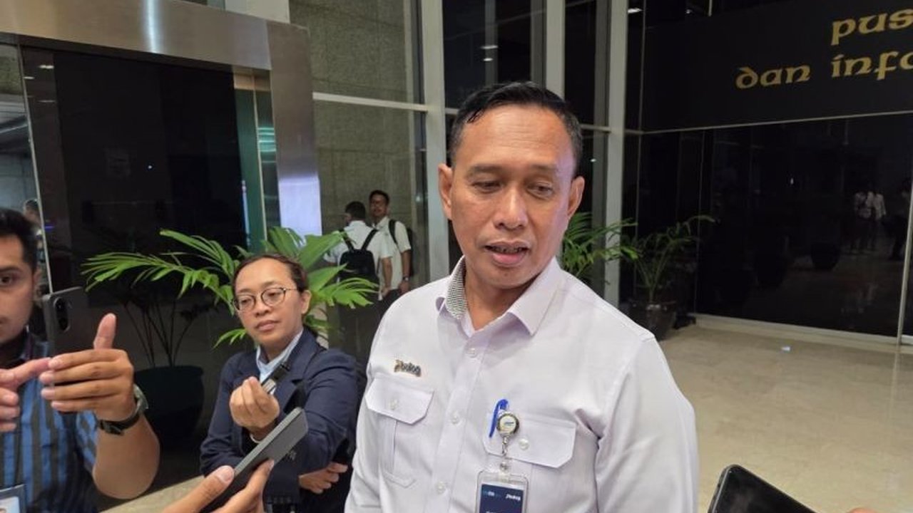 Perum Bulog mengajukan diri sebagai penyelenggara Cadangan Gula Pemerintah (CGP) kepada Komisi VI DPR RI. Langkah ini diharapkan mampu menstabilkan harga gula di pasaran dan melindungi petani tebu dari fluktuasi harga, meniru kesuksesan cadangan beras.