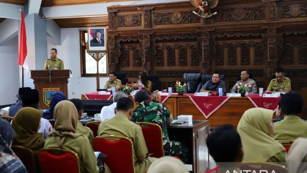 Pemkab Kudus siapkan strategi Efisiensi Anggaran Kudus untuk menyikapi pemangkasan dana transfer pusat sebesar Rp357 miliar, prioritaskan program vital dan optimalkan pendapatan daerah.