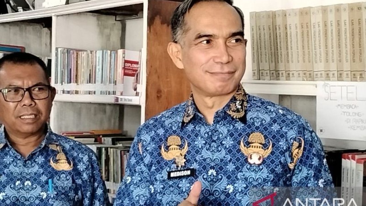 Pemkab Solok mengimbau warga dan camat siaga penuh menghadapi Waspada Cuaca Ekstrem yang menyebabkan pohon tumbang dan longsor. Apa saja langkah antisipasi yang diambil?
