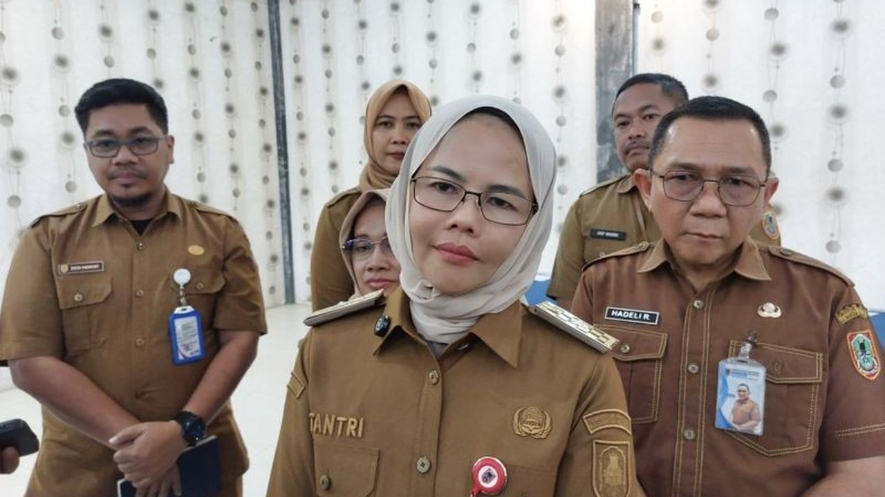 Pemerintah Provinsi Kalimantan Selatan serius tangani anak putus sekolah dengan berbagai strategi, termasuk beasiswa dan program baru di 2025. Simak langkah komprehensifnya!