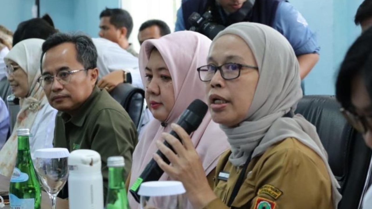 Pemprov Kalsel mendesak penambahan formasi Polhut Kalsel ke Komisi IV DPR RI. Jumlah Polhut saat ini sangat minim, hanya 73 orang untuk 1,6 juta hektare hutan.