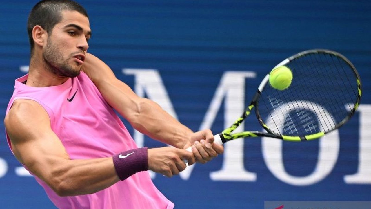 Carlos Alcaraz kembali menorehkan sejarah di US Open 2024 dengan mengalahkan Jannik Sinner. Simak detail kemenangan dan rekor impresif Alcaraz yang menyamai legenda tenis!