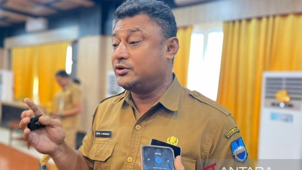 Pemerintah Kabupaten Manokwari tengah menyusun SK perpanjangan jabatan kepala kampung dari 6 menjadi 8 tahun, sesuai UU Desa terbaru. Simak dampaknya bagi 164 kepala kampung!