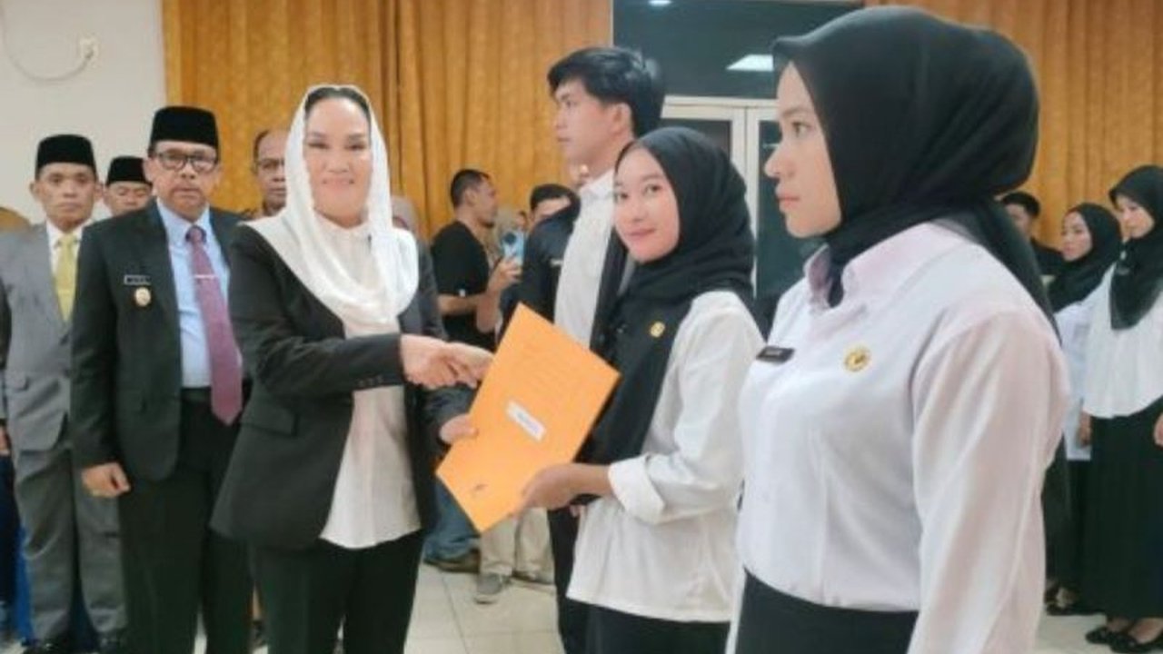 Pemerintah Kabupaten Natuna baru saja melantik 59 Pegawai Pemerintah dengan Perjanjian Kerja (PPPK) tahap II. Pengangkatan PPPK Natuna ini bertujuan memperkuat layanan publik di sektor vital, lho! Simak detailnya.