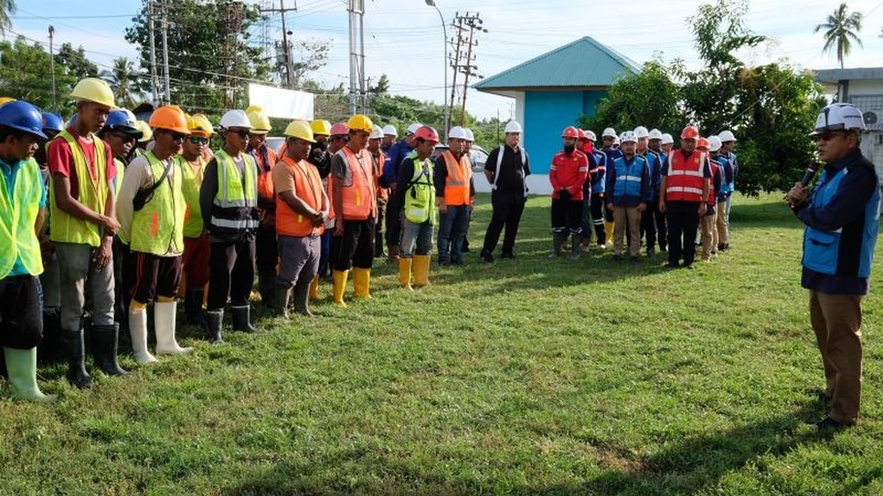 PLN UIP Sulawesi gencar edukasi keselamatan ketenagalistrikan, termasuk klarifikasi radiasi tower transmisi yang rendah. Pahami pentingnya K3 demi keamanan bersama!