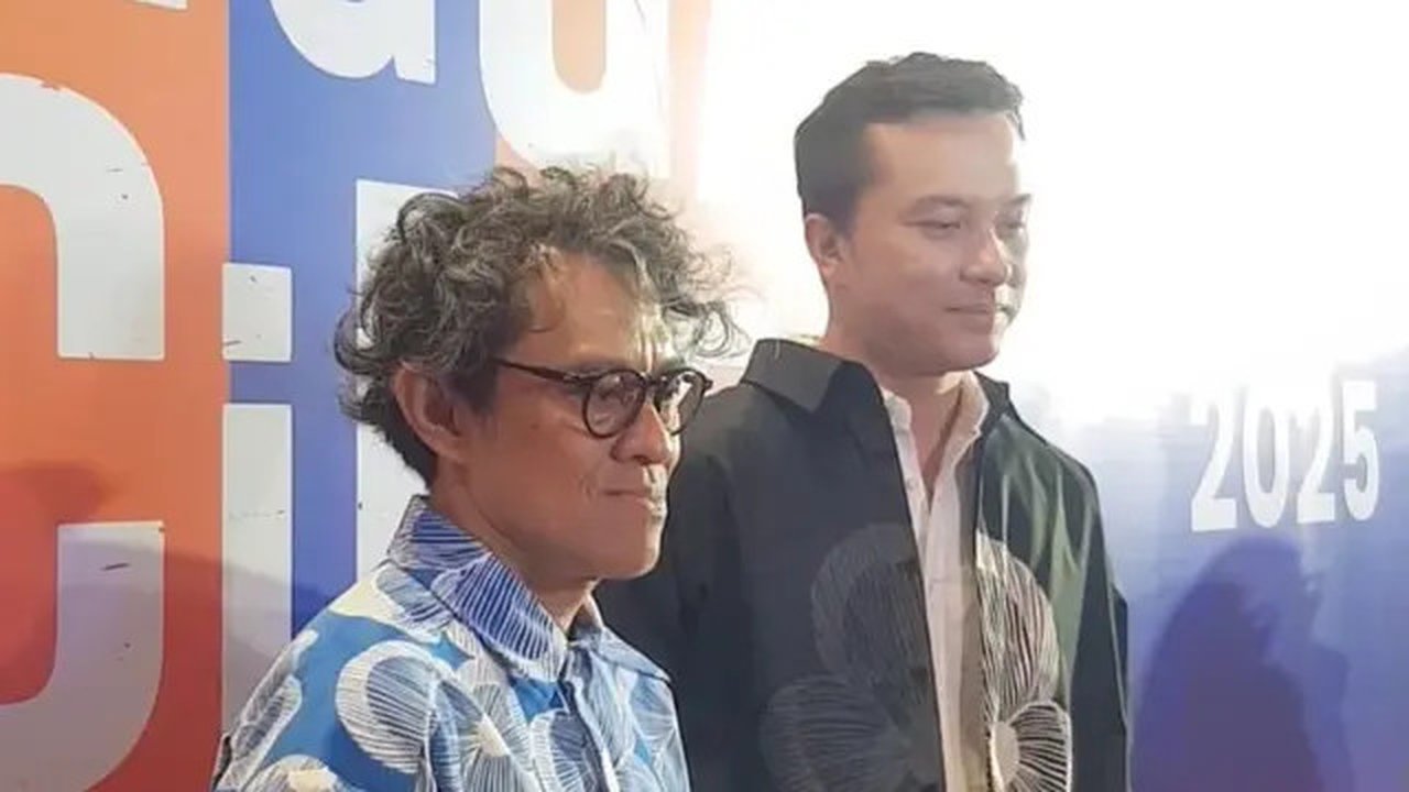 Riri Riza dan Nicholas Saputra saat menghadiri jumpa pers untuk film Rangga dan Cinta di kawasan Jakarta Selatan pada Senin (29/9/2025). (Liputan6.com/Tsabitah Ashilah)