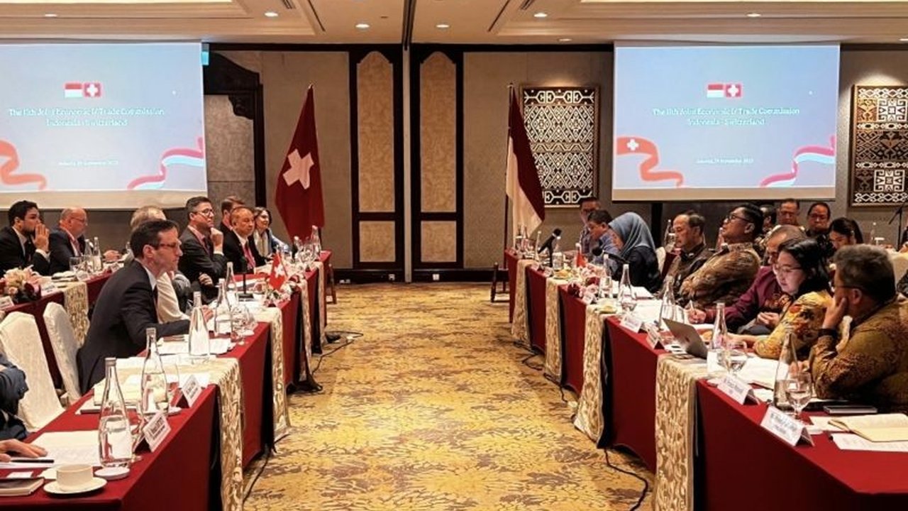 Indonesia dan Swiss memperkuat kerja sama ekonomi melalui pertemuan JETC ke-11, membahas teknologi kesehatan hingga investasi, menjelang 75 tahun hubungan diplomatik. Apa saja potensi besar yang terungkap?