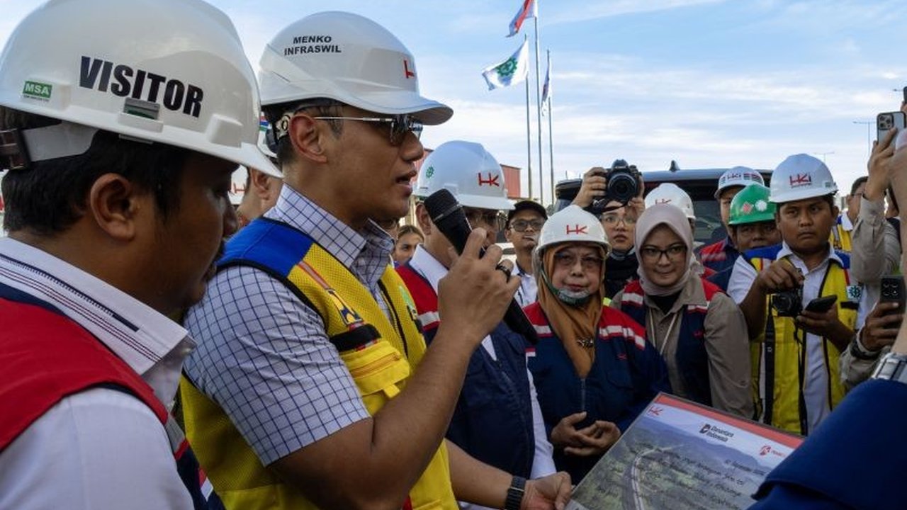 Menteri Koordinator Bidang Infrastruktur dan Pembangunan Kewilayahan (Menko IPK) AHY mendesak percepatan pembebasan lahan Tol Padang-Pekanbaru demi kelancaran proyek strategis nasional ini dan efisiensi waktu tempuh.