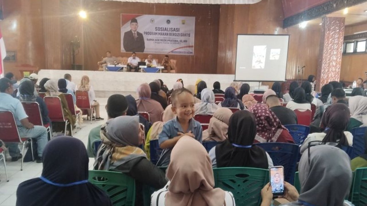 Anggota DPR RI menyebut Program Makan Bergizi Gratis (MBG) sebagai investasi krusial untuk kesehatan dan gizi generasi bangsa, meniru sukses China demi mewujudkan Indonesia Maju. Penasaran bagaimana dampaknya?