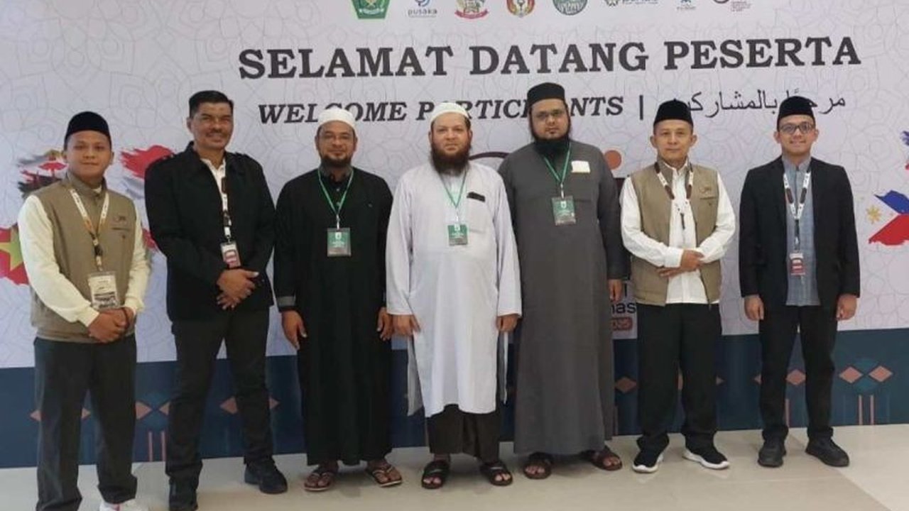 Kafilah Myanmar menjadi delegasi pertama yang tiba di Makassar, menyemarakkan persiapan Musabaqah Qiraatil Kutub Internasional (MQKI) 2025. Simak detail kedatangan mereka dan antusiasme jelang perhelatan akbar ini!